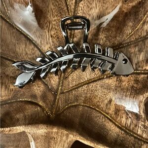 NWOT Hair Claw Clip Fish Bone Shape Metal Dark Silver